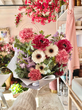 Load image into Gallery viewer, Rococo&#39;s ‘Pick of the Day’ Bouquet
